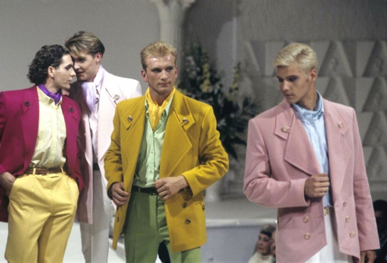 Направления 80 х. Малиновый пиджак 90е Versace. Малиновый пиджак Версаче 1992. Малиновый пиджак Версаче 90. Малиновый пиджак Джанни Версаче.